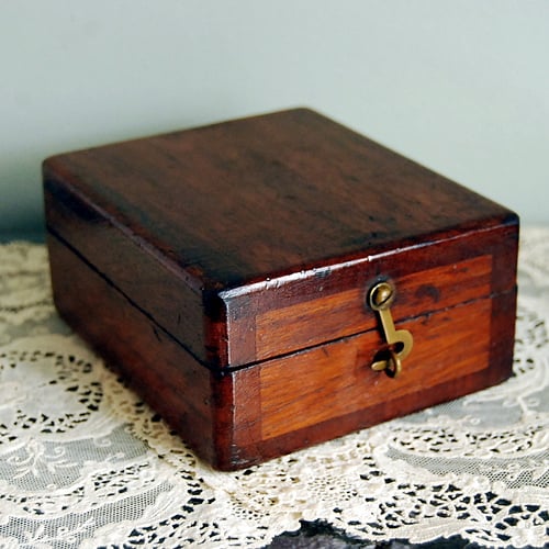 Wooden box - photo by Calloohcallay. http://www.flickr.com/photos/calloohcallay/