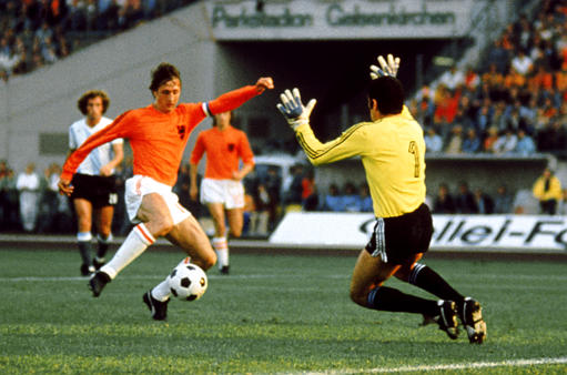 Johan Cruyff (left) moments before scoring against Argentina in 1974