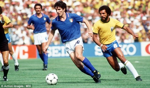 Paolo Rossi is followed by Júnior in the famous match against Brazil in 1982