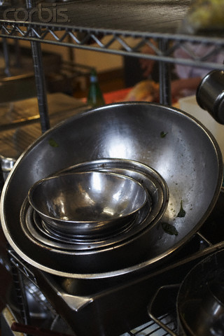 Dirty dishes piling up in the kitchen is a tell-tale sign of a dirty restaurant.