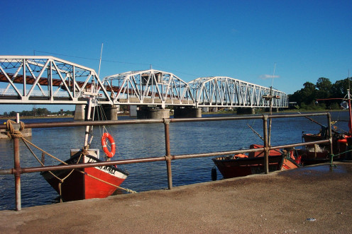 Bridge and boats: Barra Santa Lucía