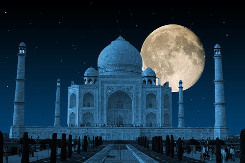 The World Heritage Listed Taj Mahal on the southern bank of the Yamuna River in the Indian city Agra is a mausoleum of white marble built between 1631 and 1648 by order of the Mughal emperor Shah Jahan in memory of his favorite wife. 