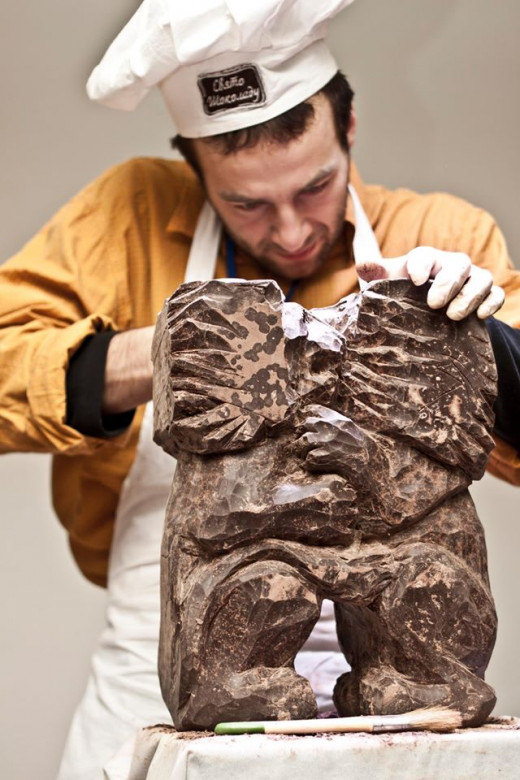 Chef sculpts two lions kissing during Lviiv Chocolate Fesitval
