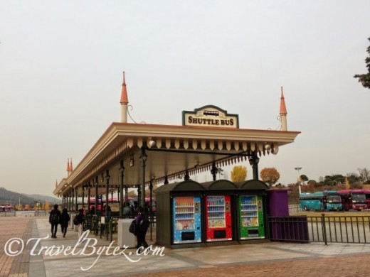 Follow the signage to catch the complimentary shuttle bus to Everland. To get back to the subway, catch the same shuttle bus when you are ready to leave Everland
