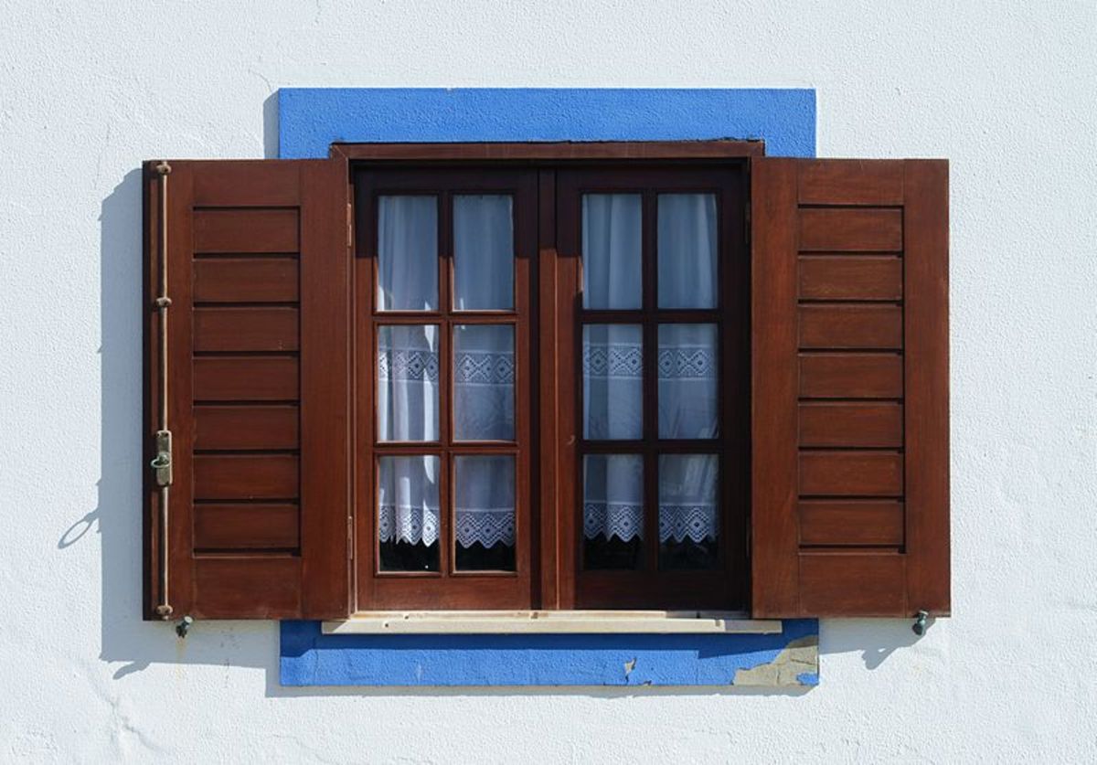 Окно традиционного дизайна в Порто Ково, Португалия