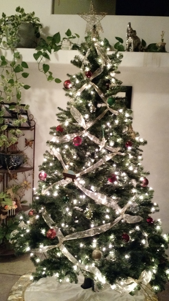 Diy Crisscross Ribbon On Your Christmas Tree For This Elegant