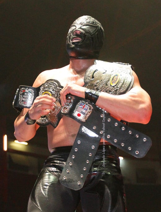 La Sombra, with his mask and two titles. Good times