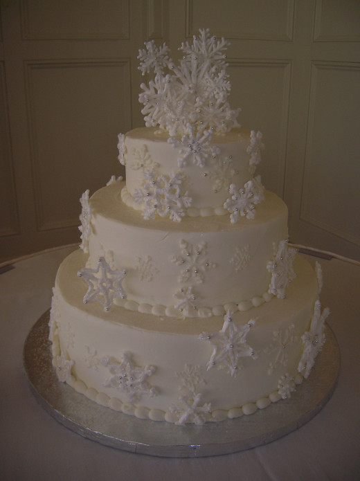 This snowflake cake is a lovely addition to a winter wonderland wedding.