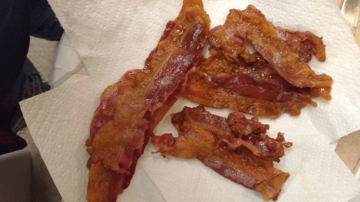 cooked bacon on paper towel covered plate