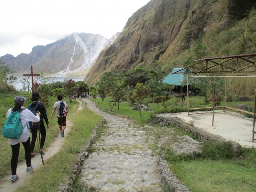 You'll see some huts for tourists along the way. Some locals sell food and drink here.