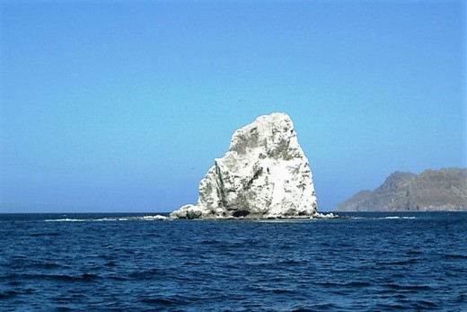 The big 'white rock' guards the northern entrance to Agua Verde