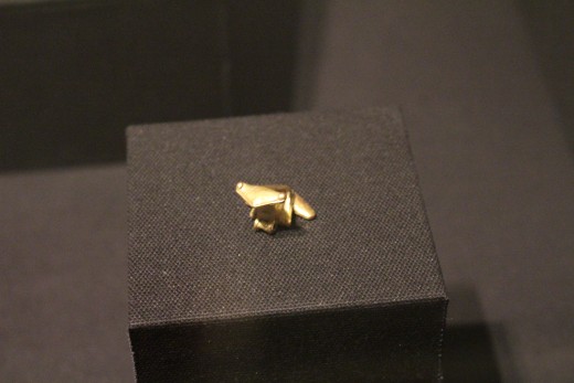 "Frog Effigy Pendant" of Zenu (Sinu-Darien) 900-1550 AD). Made of gold alloy. That's ZENU not ZUMA.