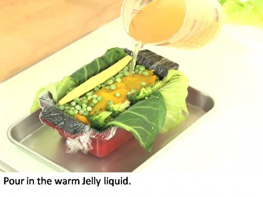 Pour in the Jelly liquid in stream.