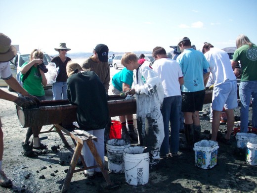 Gathering to scrub the crystals during the Mud Field Trip.