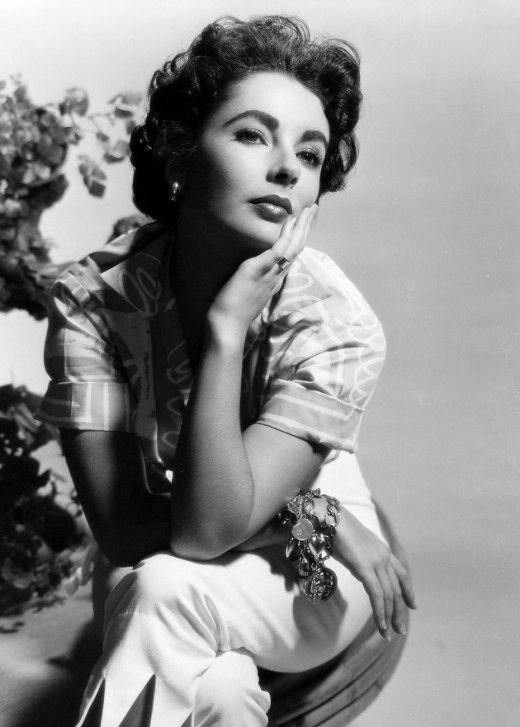 Elizabeth Taylor celebrating all the curves in casual wear. 