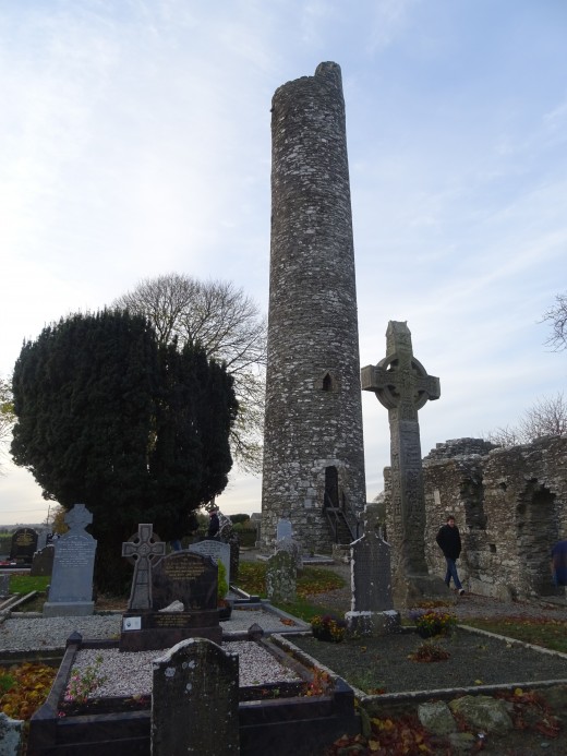 The round tower and the High Cross can be found in Monasterboice.