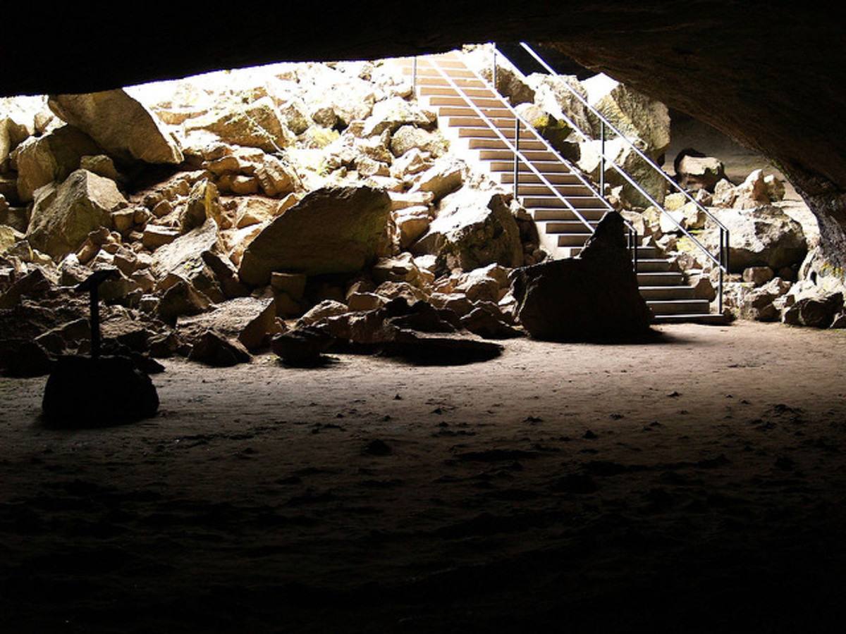 Interior, near entry stairs, to the Subway Cave; light is still visible, but hints of darkness and shadow begin to appear