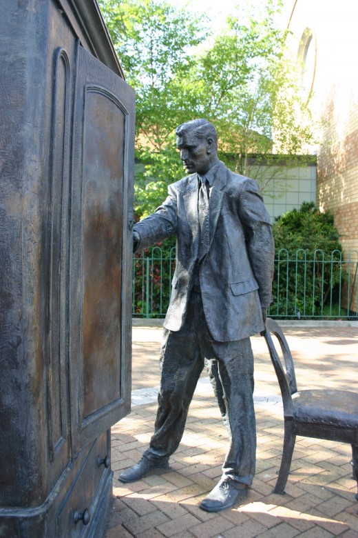 Statue of C. S. Lewis looking into a wardrobe. Entitled The Searcher by Ross Wilson (From commons.wikimedia.org)