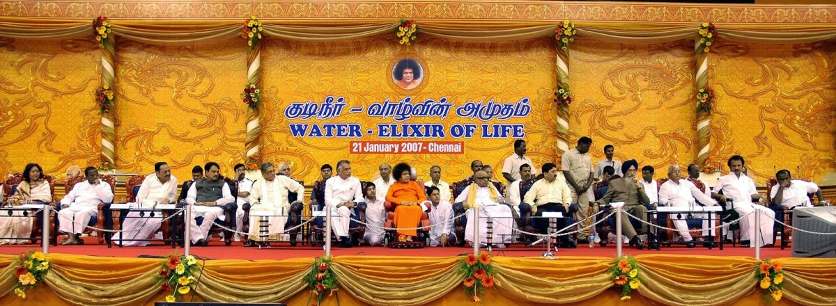 La vista panorámica del estrado durante el Cónclave de ciudadanos de Chennai, donde todos expresaron su gratitud a Swami por proporcionar agua a Chennai.