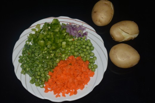 Step one: Boil the potatoes and keep the chopped vegetables ready. Prepare the filling as per instructions.