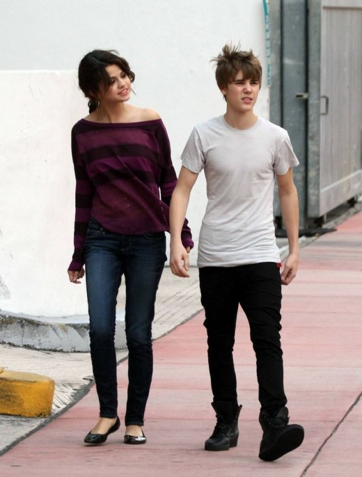 Justin  and Selena out in Miami beach,  18 December 2010