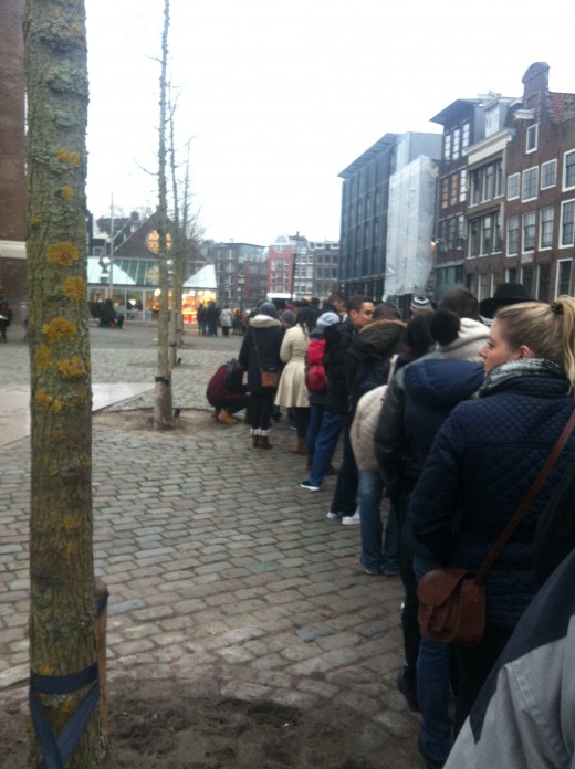 The museum entrance is round the corner of the black building on the right of the picture. Queueing can take 3-4 hours.