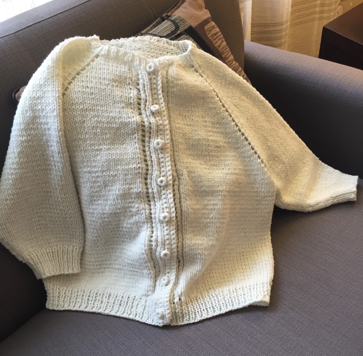 I used a pattern sheet from the 1950s to knit this top-down raglan cardigan
