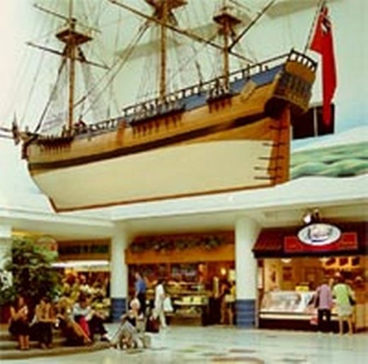 Cleveland Centre centrepiece, scale replica Endeavour 