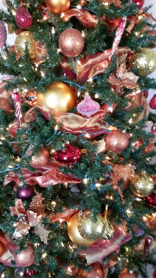 The profusion of ornaments is harmonious in colors to create a gorgeous look. Don't you agree?