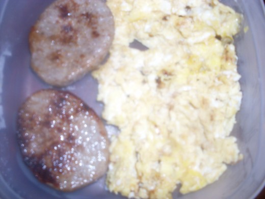 Packing Breakfast for Children to Take to School - Breakfast Ideas for Kids Photo: Sausage with Eggs