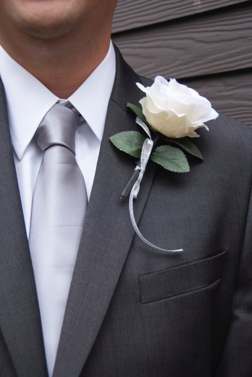DIY boutonnière for the groom, groomsmen, father and father-in-law. 