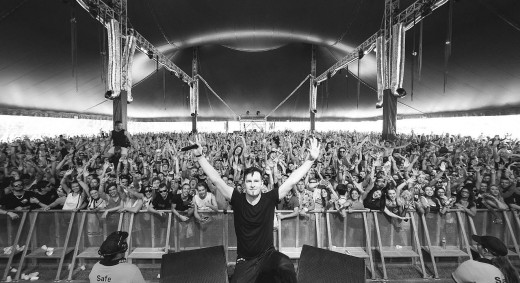 Meet Darude performing for his fans. 