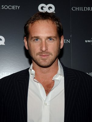 Sexy Josh Lucas in a sexy dress shirt.