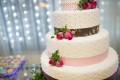 How to Accessorize Your Wedding Cake