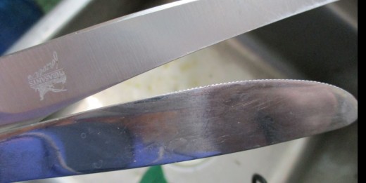 difference between sharp knife and a butter knife