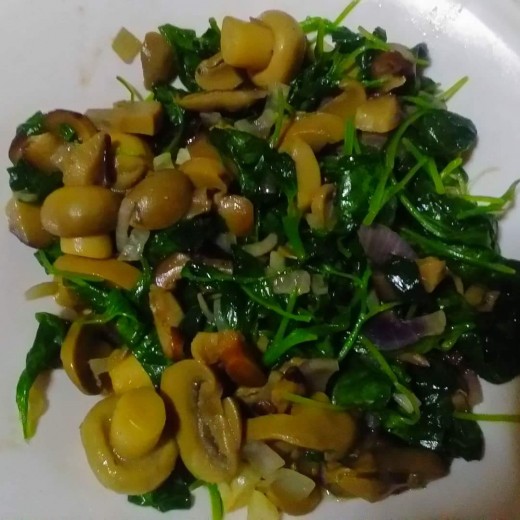 Spinach with 2 mushrooms