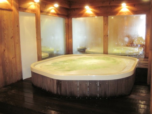 This variation of the Jacuzzi hot tub is one that a person would find inside of a sauna room or at a high end spa resort.