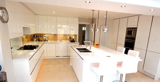 Glossy handleless cabinets (Photo cropped)