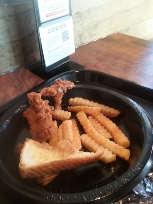 FAST FOOD RESTAURANT REVIEW OF ZAXBY'S RESTAURANT IN GREENSBORO, NC  Food photo: Zaxby's chicken tenders entree 