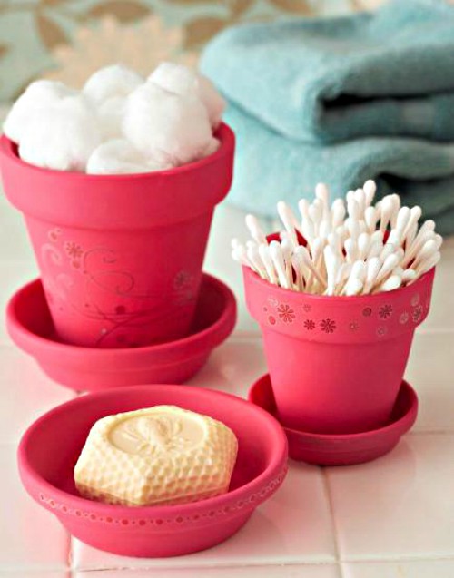 Decorate flower pots and use them in the bathroom.