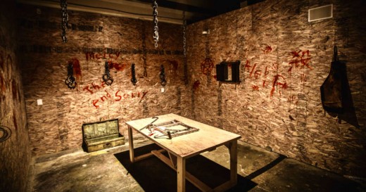 Escape rooms are already present overseas too: a Hungarian investor team of two set up 8 rooms in New York, but there are some also in Toronto. This horror themed room received for example a really good review. 