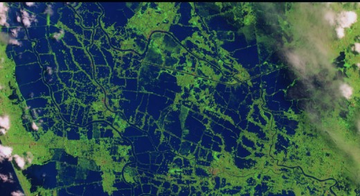 The Multispectral Instrument on the European Space Agency’s Sentinel-2 satellite acquired the right image (bands 11-8-3) on August 22, 2018, after flood water had inundated the area.