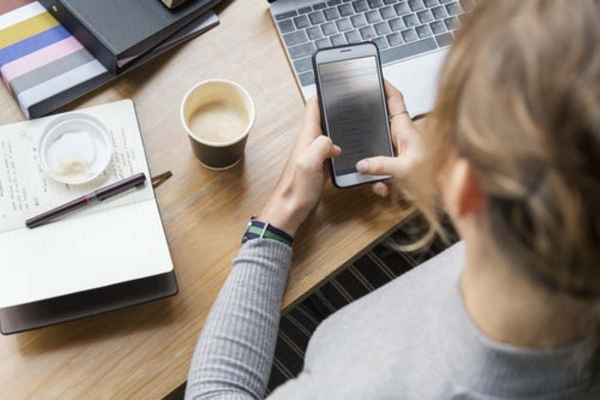 How to Get a Complete Self Education on Your Smartphone in 4 Ways Without Leaving Your Office