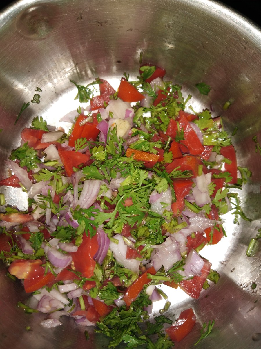Finely chop onion, tomato and coriander leaves. Mix everything properly. Set aside.