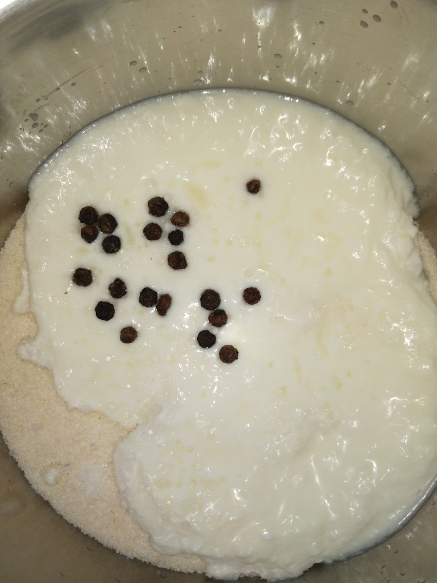 In a bowl or vessel add rava or sooji, curd, black pepper, salt and sugar.