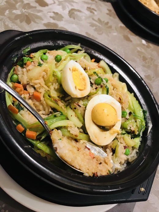 Rice claypot with vegetables and eggs