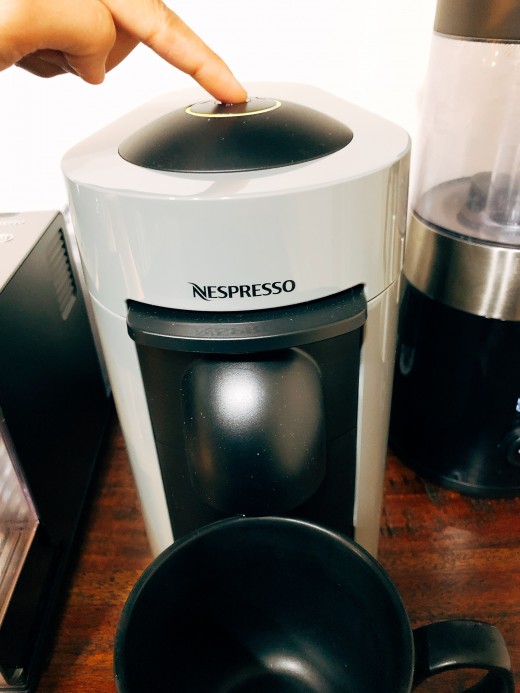 Push the button to start the brewing process. Green light will rotate slowly during the barcode reading and pre-wetting phase. 