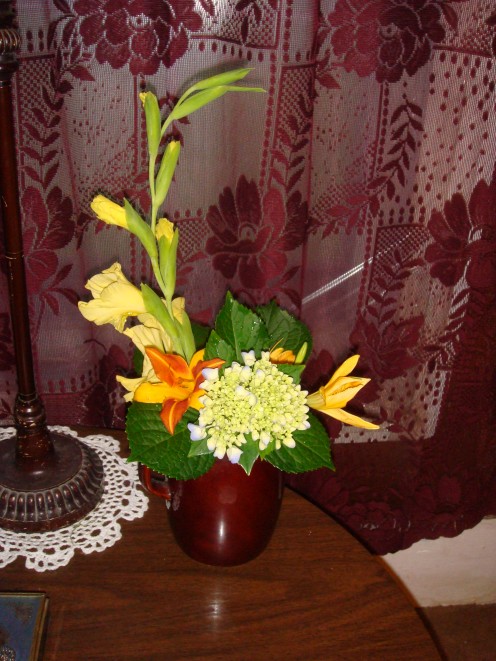 I loved the way this started out, and as a few days went by, I only had to replace the droopy peddals and make a new cut until all the gladdy's bloomed! 