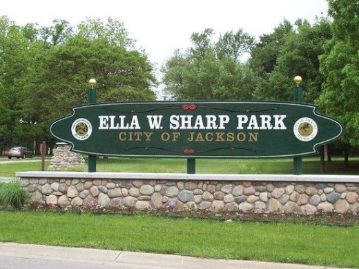 Entrance sign to Ella Sharp Park, Jackson