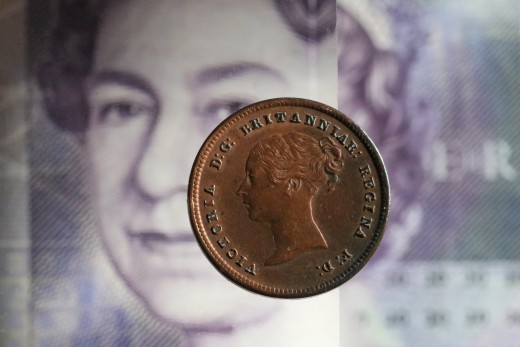 Queen Elizabeth on note, with an image of Queen Victoria on coin.